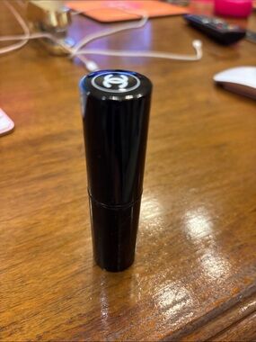 CHANEL Healthy Glow Sheer Colour Stick. Case with Interlocking CC Emblem
